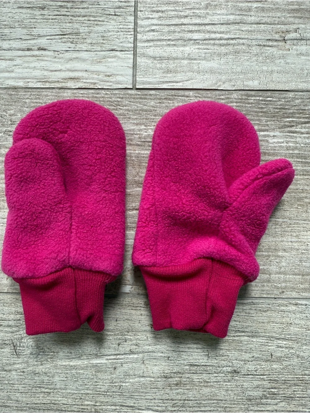 Patagonia Kids Mittens in Hot Pink Fleece